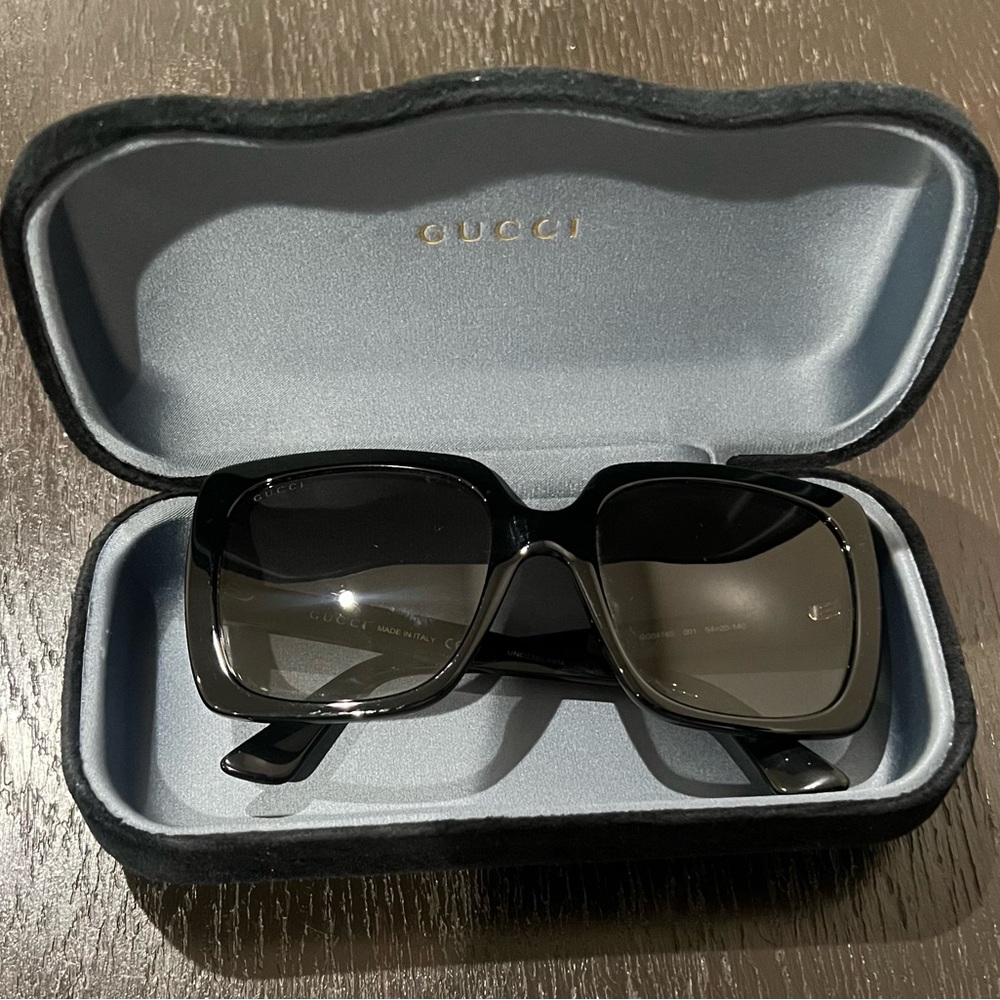 Gucci Sunglasses GG0418S. -  Authentic

FRAME Black
LENSES Grey